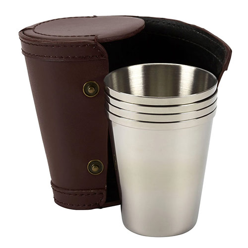 Ensemble de quatre tasses de voyage en acier dans un étui en cuir